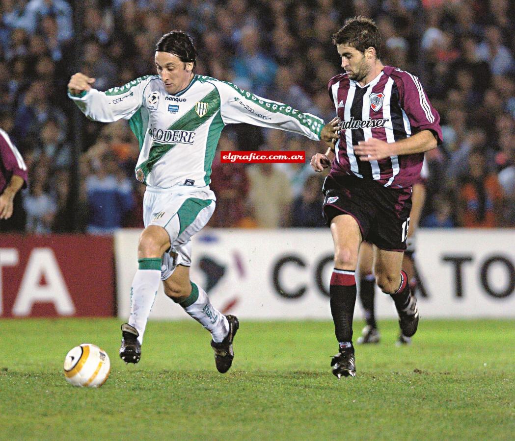 Con Andrizzi, en el vibrante Banfield-River de ida, por la Libertadores. Cumplió.