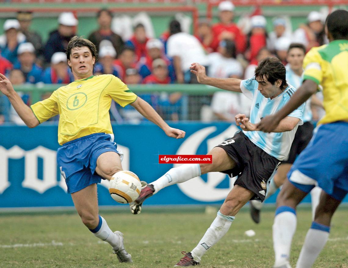 Imagen Debió ser el gol del campeonato. El Chelito le dio justo y fuerte. Lástima que quedó en anécdota.