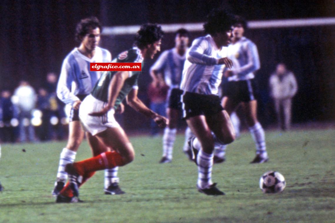 Imagen Jugando junto a Diego Maradona en la selección de Bilardo. “Yo estuve en gira por Europa con la Selección y no tuve problemas. Después estuve antes de la eliminatoria, no me sentí bien y volví a Independiente. Yo quiero que sepan que cuando estoy me meto con todo, sin ningún problema…” (Bochini- 1985).