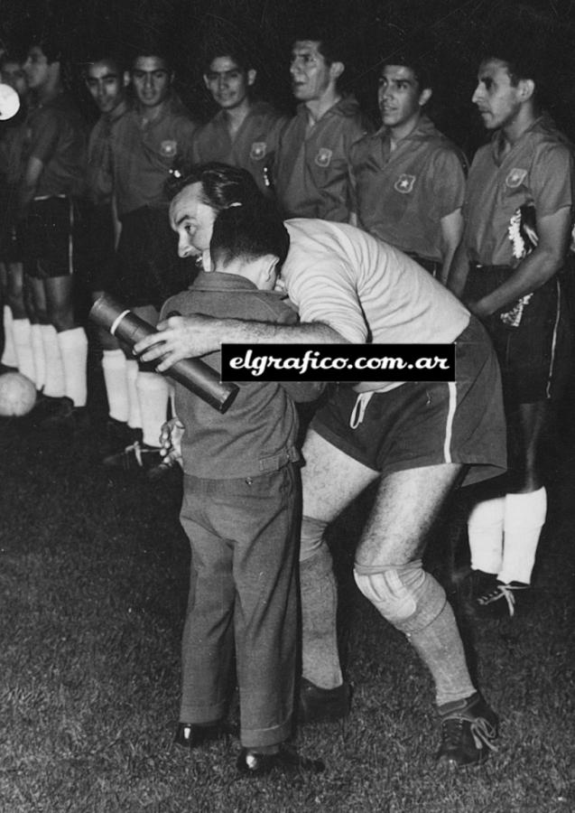 Simbólico integrante de la selección chilena que "en su honor" venció por primera vez a Argentina, le tocó recibir de uno de sus hijos el obsequio de un testimonio grabado y de un llanto de niño.