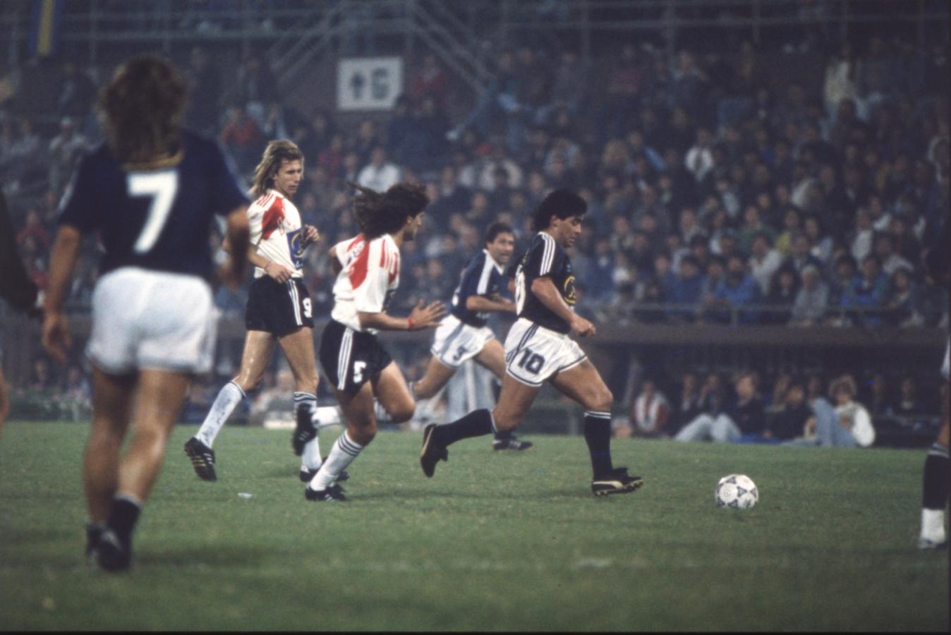 Imagen Diego Maradona, el dueño de la pelota en el partido homenaje a Juan Gilberto Funes en cancha de Vélez