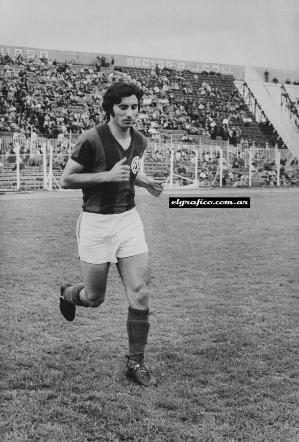 Fue campeón en San Lorenzo del Metropolitano y del Nacional de 1972.
