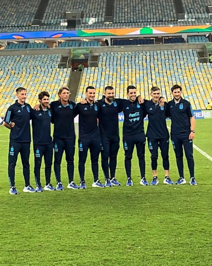 Imagen ¿La foto del adiós? Lionel Scaloni y su cuerpo técnico, tras el triunfo ante Brasil.