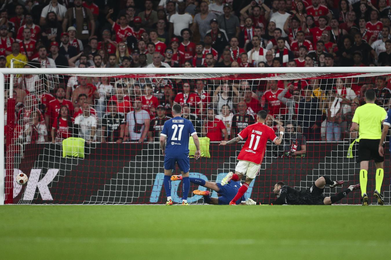 Imagen La definición de Di María para el segundo gol de Benfica.
