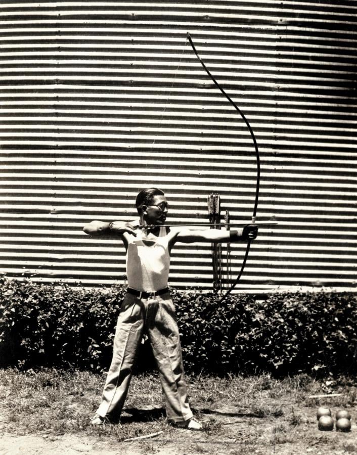 Imagen Kanichi Hanai, el masajista de Boca Juniors, continúa practicando los deportes de su tierra, Aquí aparece con el arco japonés.