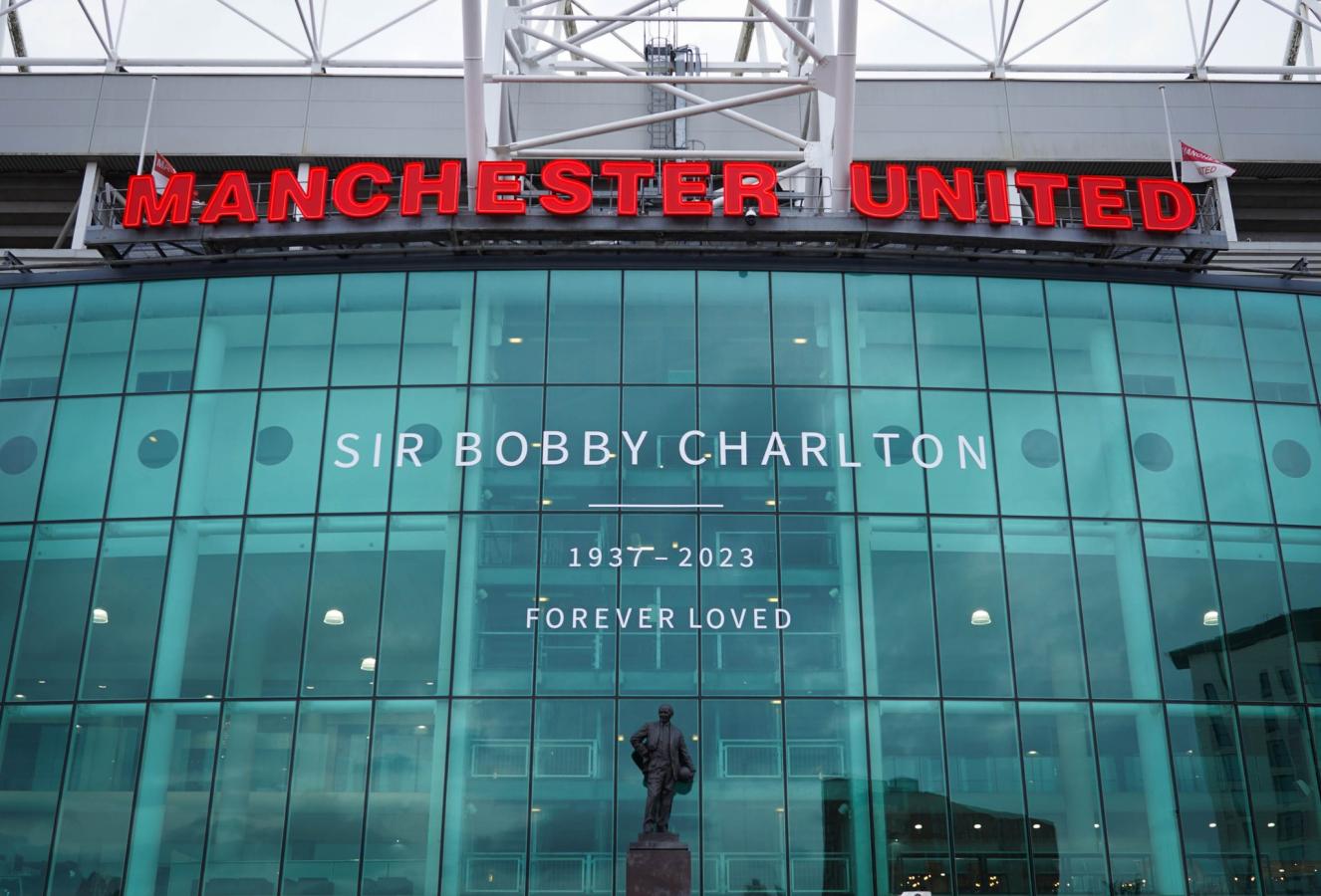 Imagen Manchester United le rindió homenaje a Bobby Charlton.