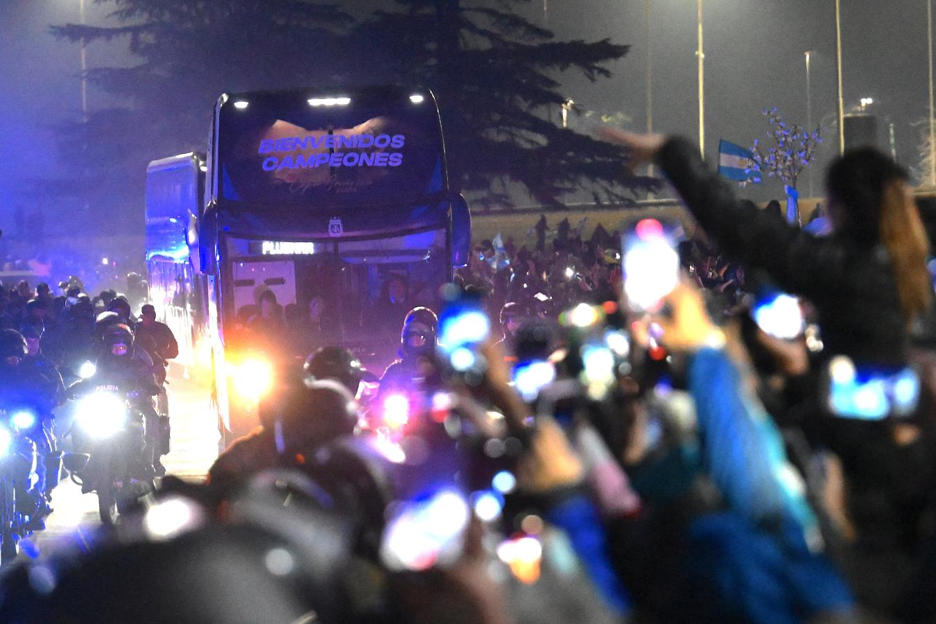 Imagen Los bicampeones de América fueron recibidos con cariño en Ezeiza (AFP).