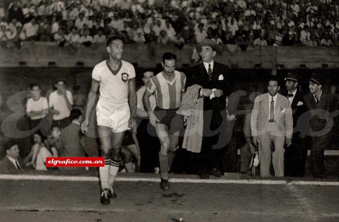 Imagen Luego de 71 minutos de interrupcio, vuelven a la cancha las Selecciones de Brasil y Argentina. Quienes encabezan la fila son Da Guía y Marante.