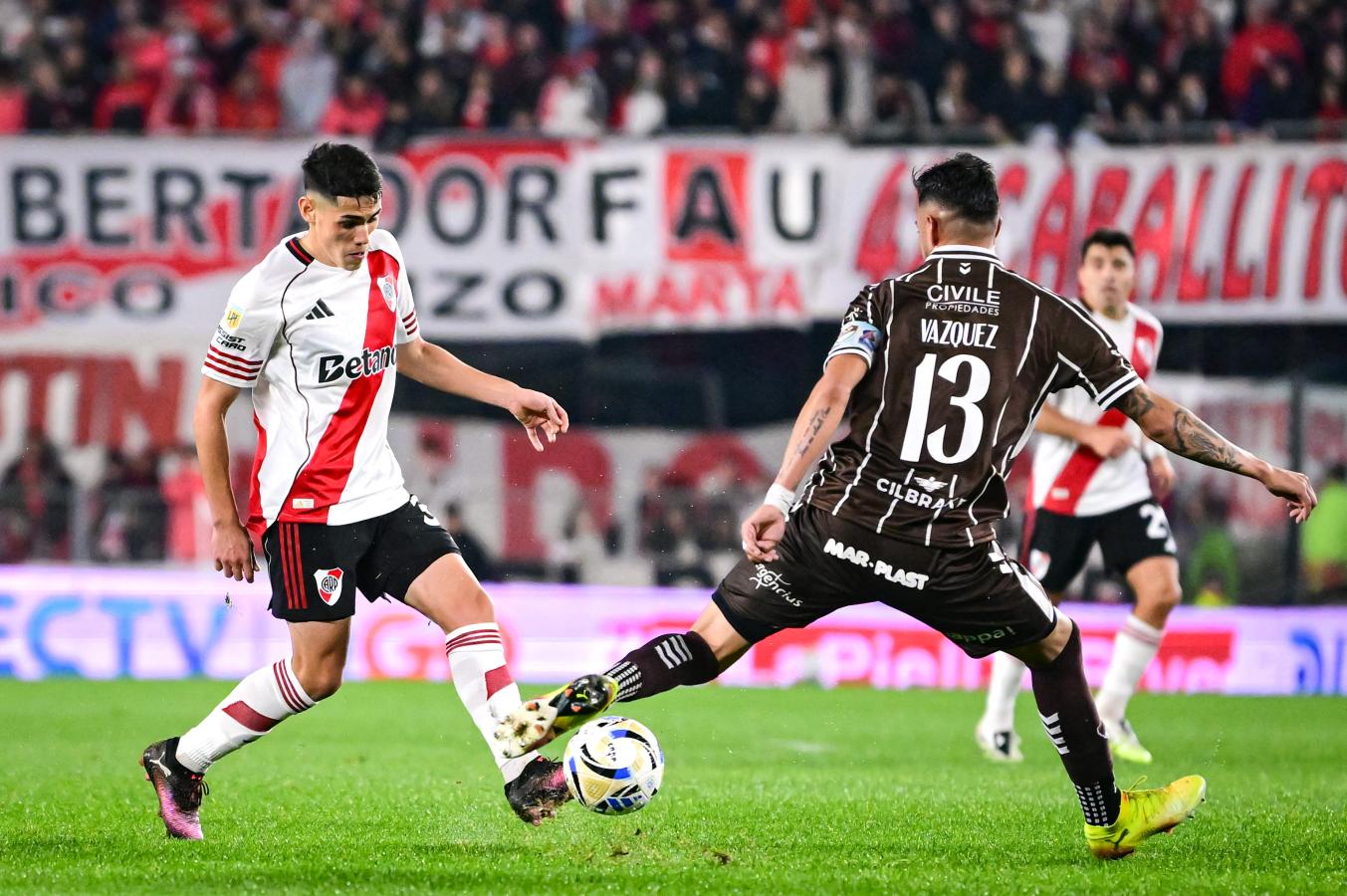 Imagen Santiago Lencina tuvo un buen partido contra Platense. Foto: AFP.