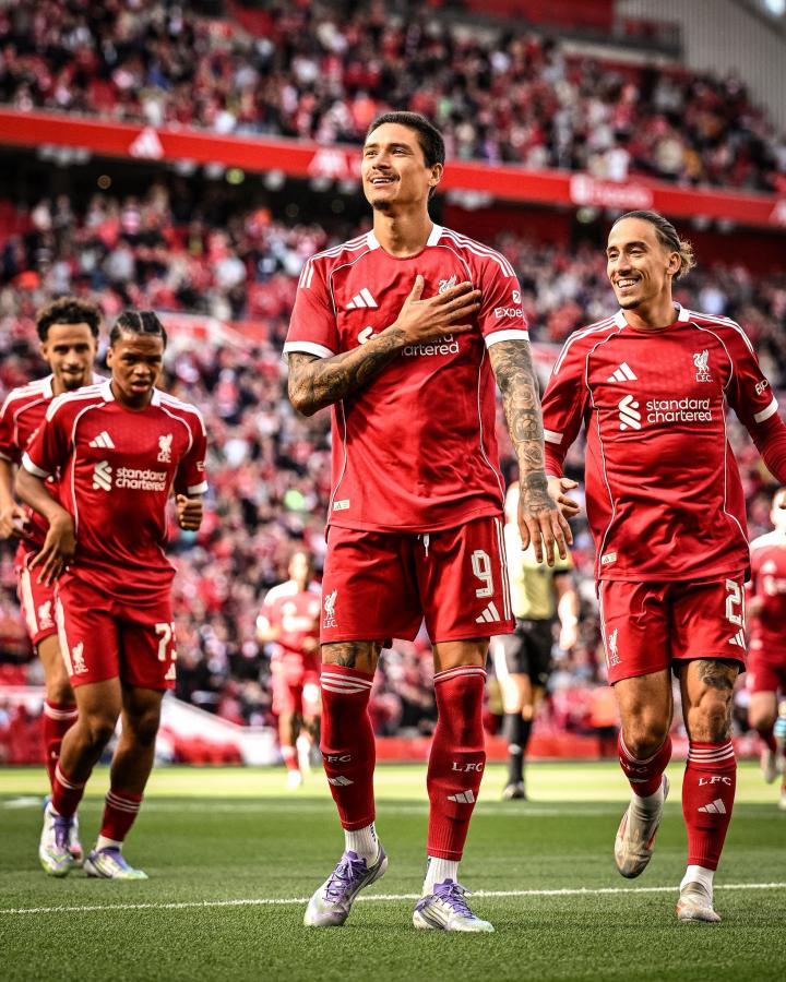 Imagen Darwin saluda al público en Anfield tras marcar en el amistoso de Liverpool ante Athletic.