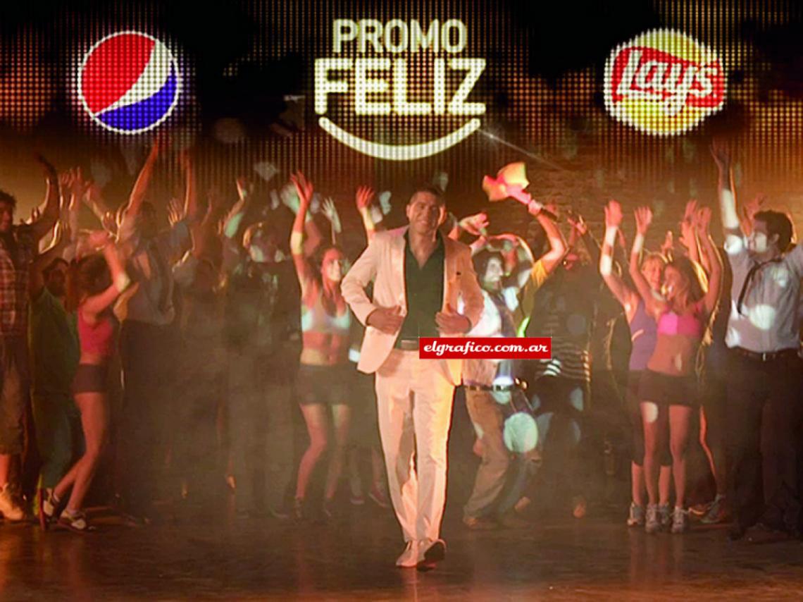 Imagen Una de sus publicidades más recordadas fue para Pepsi, donde bailaba como Travolta, realizado mediante un truco digital.