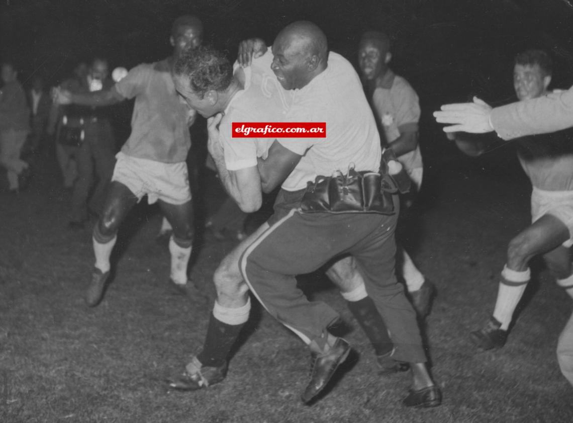 Imagen Terminante documento gráfico de la actitud de Mario Américo, el masajista brasileño que atacó a William Martínez y lo derribó.