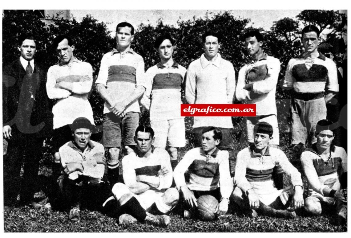 Platense de 1913. Usaba entonces casaca blanca con la franja marrón sobre el pecho. En la foto, de izquierda a derecha: Germán Guassone, presidente en ese momento; Colombo, Bellinzona, Perico, Abraham Pérez, Martínez Ferreiro. Abajo: Pisa, Annaratone, Adán Pérez, Sinigaglia y Cotero. Ese día faltó Ansaldo, que era capitán.