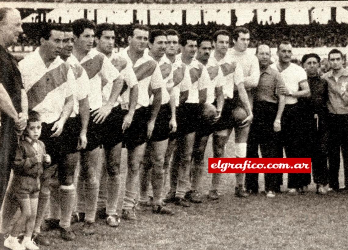 Imagen Así formó River el 5 de diciembre de 1957. De izquierda a derecha: Norberto Menéndez, -el único futbolista que ganó tres campeonatos con River y otros tres con Boca, todo un record- Roberto Zárate, -goleador del torneo con 22 tantos-, Juan Urriolabeitia, Héctor De Bourgoing, Alfredo Ricardo Pérez, Angel Labruna, Federico Vairo, Oscar Mantegari, Gilberto Sola, Eliseo Prado, Amadeo Raúl Carrizo, Minella (entrenador), Faresi (preparador).