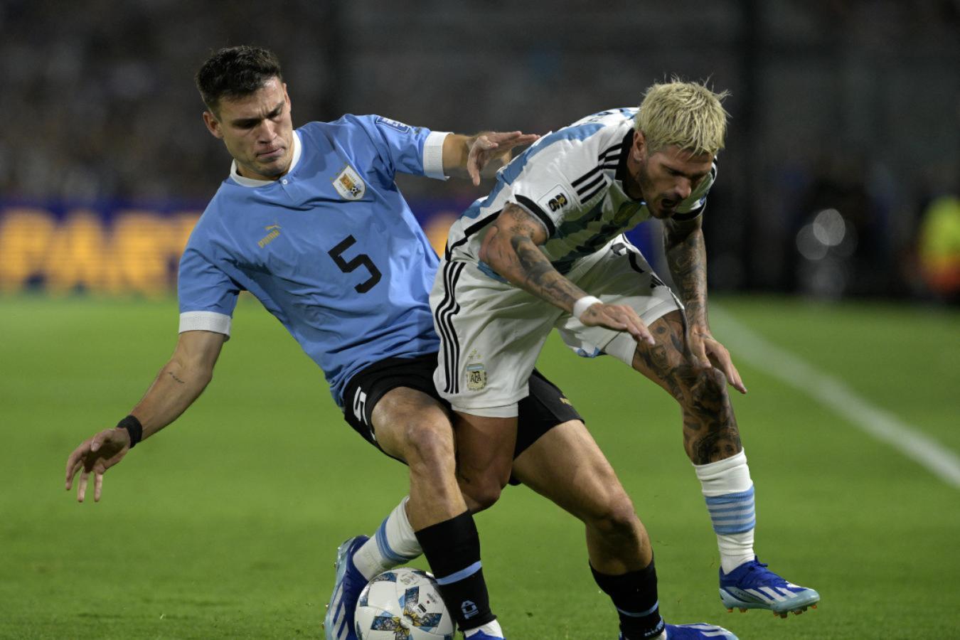 Imagen Ugarte y De Paul, en el clásico con Argentina