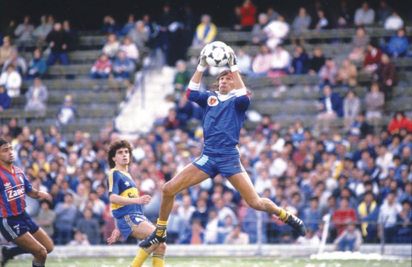 Imagen de El fin de la locura de Hugo Gatti: el gol que le costó su carrera