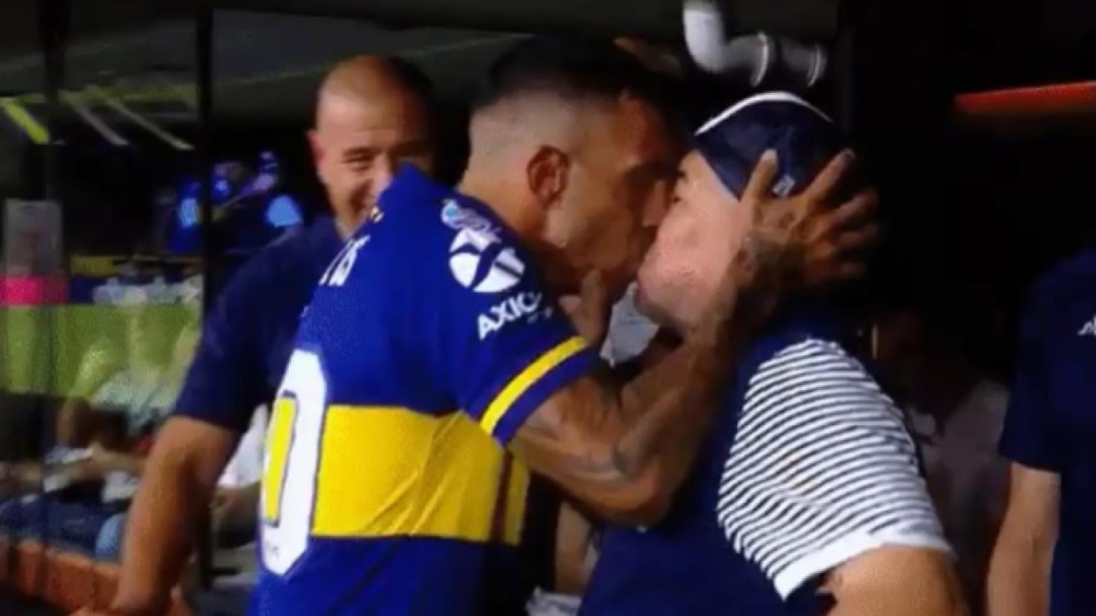 Imagen El beso de Tevez a Maradona