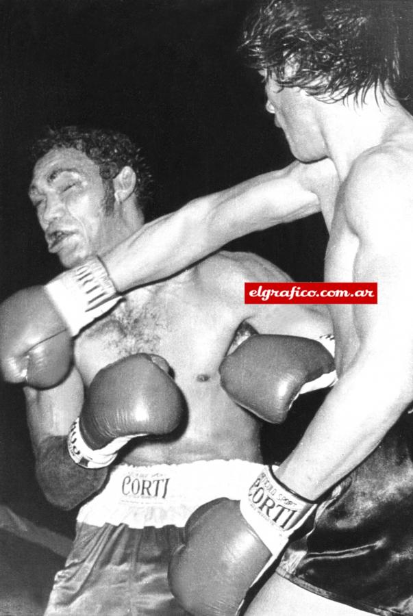 Imagen Octubre 5 de 1974. La cara del australiano “Tony Mundine” lo dice todo. Monzón le dio una paliza en el Luna Park. En el 7° asalto un KO clásico: lo midió con la izquierda y lo derribó con la derecha.