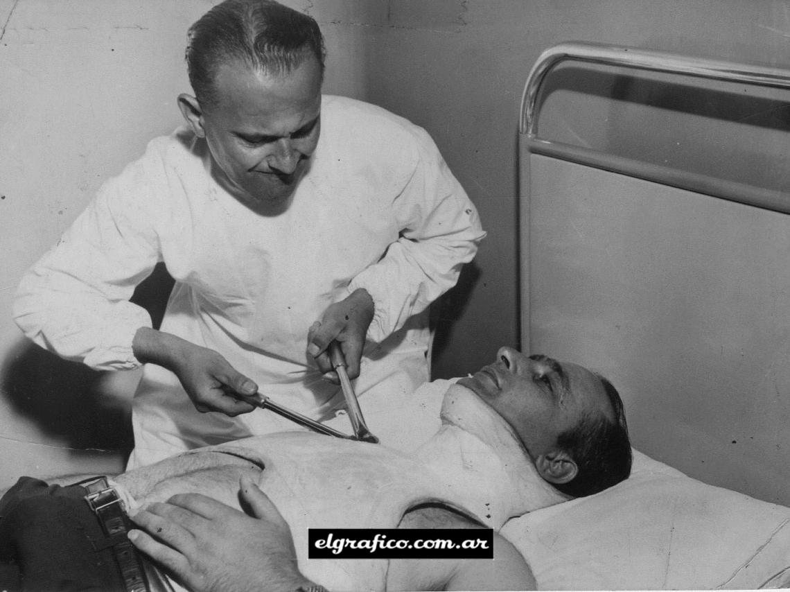 Imagen El doctor le saca el yeso a Juan Manuel Fangio.