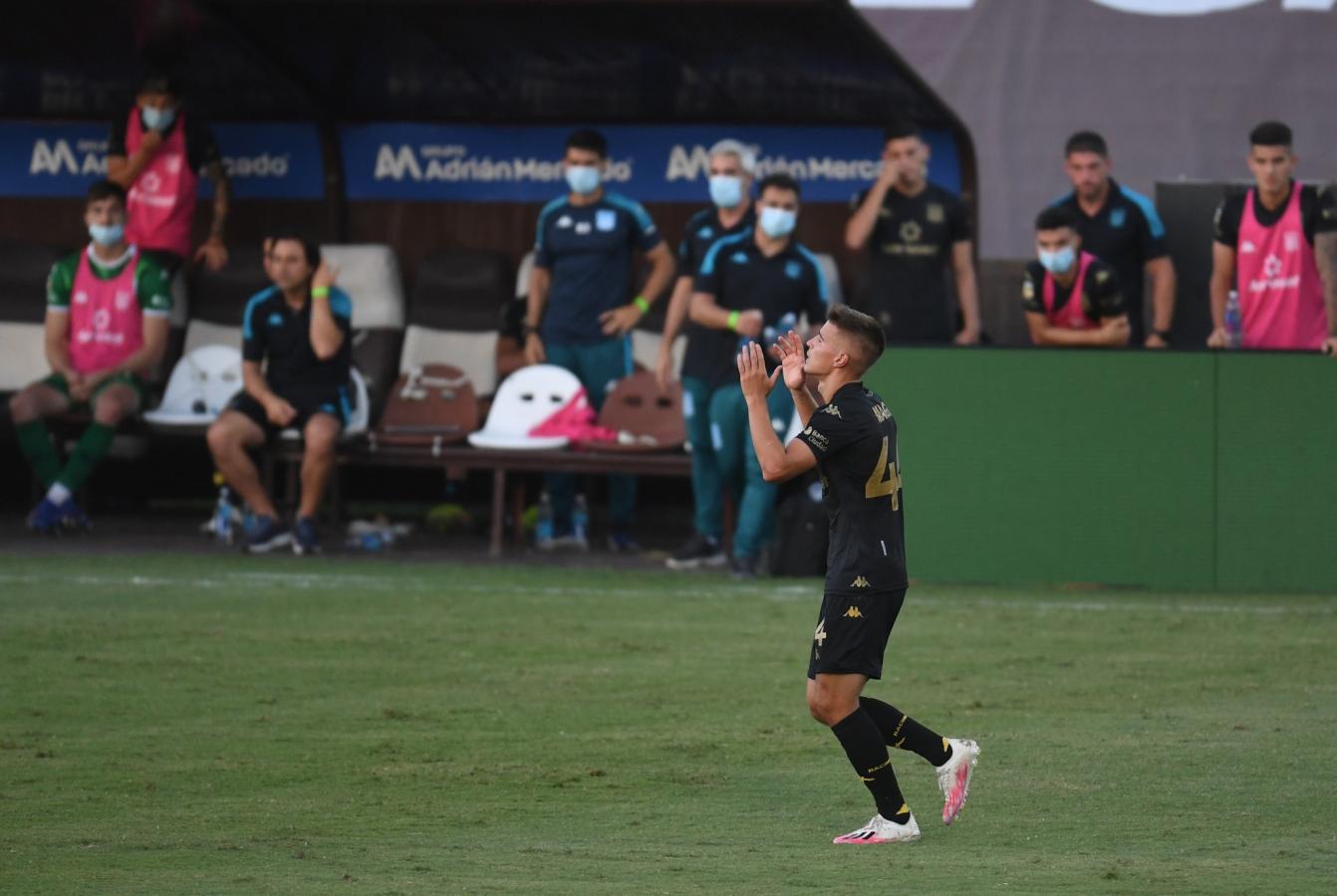 Imagen Iván Maggi festeja su primer gol con la camiseta de Racing. Fue ante Platense, en Vicente López.