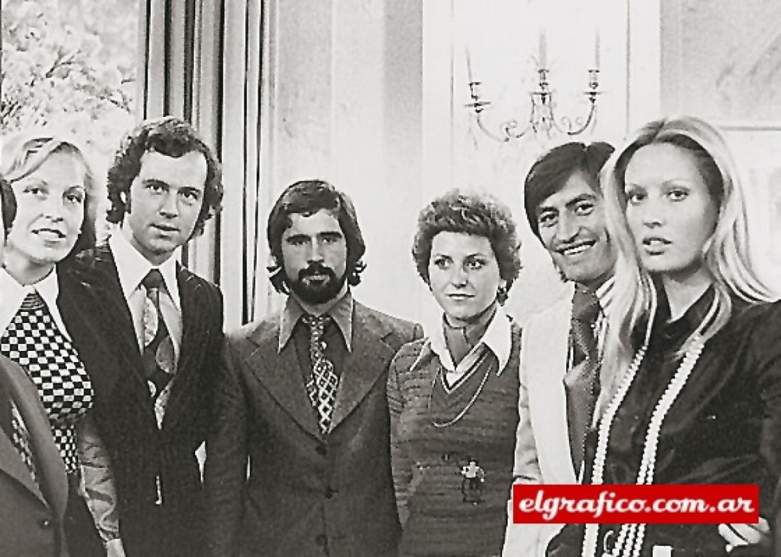 Imagen Carmen y Chirola con Gerd Müller, Beckenbauer, y sus respectivas esposas. Fue la noche que Yazalde recibió el Balón de Oro, en París.