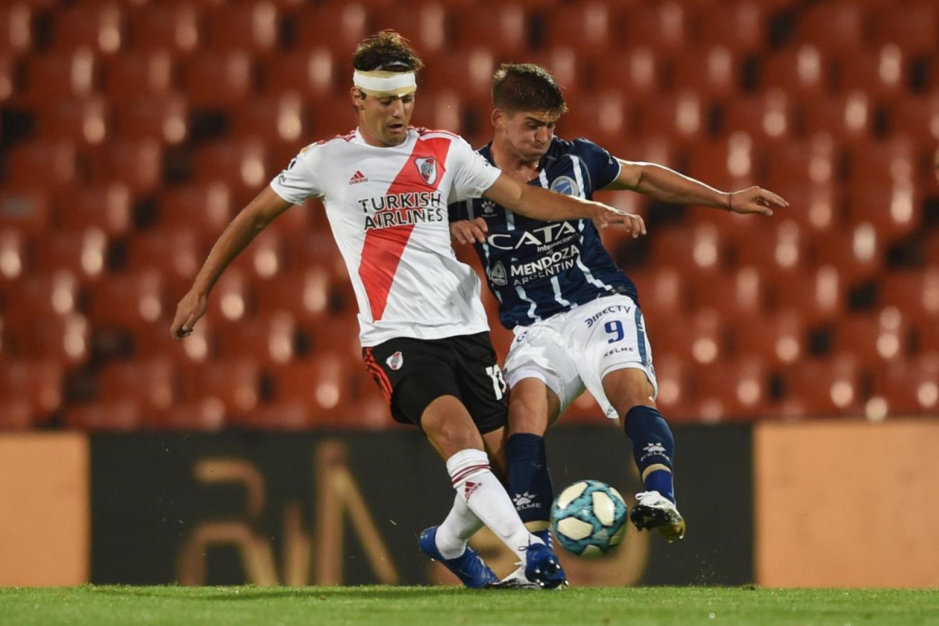 Sosa, vendado tras un corte en una ceja, fue el primer marcador central. Foto: @RiverPlate