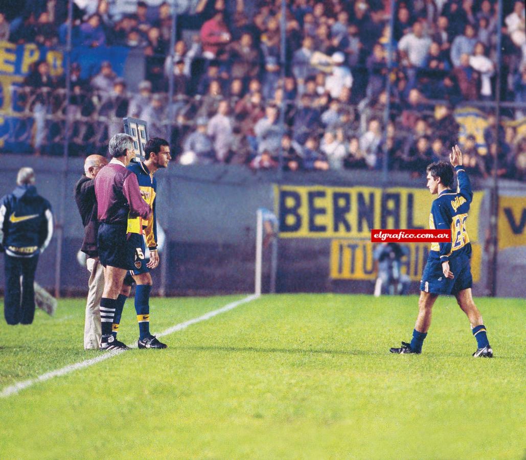 Imagen Su día inolvidable: 12 de mayo de 1998. Debuta en Primera reemplazando al Melli Guillermo, en Racing 0-Boca 2. El técnico era Carlos María García Cambón.