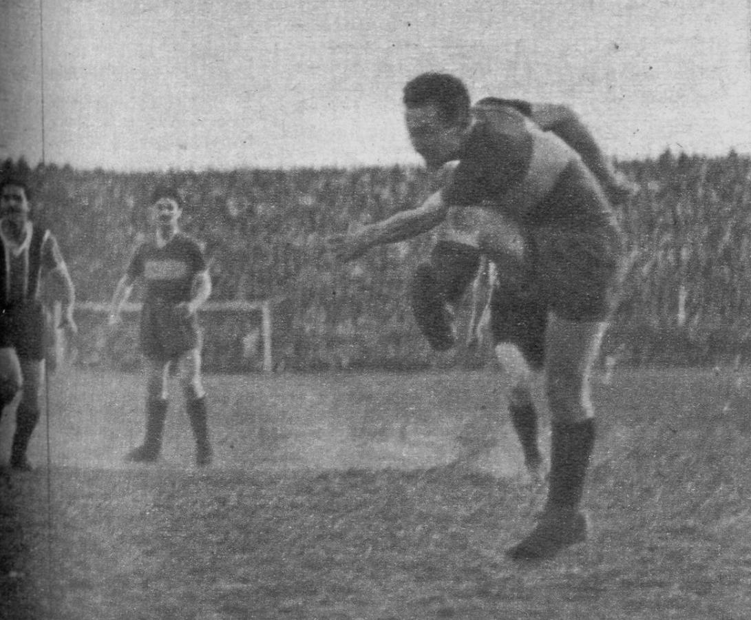 Imagen Escena previa al segundo tanto boquense. Tira Corcuera, López arañará la pelota, quedando en el suelo, aquélla rebotará en el poste y Vázquez, de atropellada, conseguirá el gol. Se produjo de inmediato la invasión del field y ahí terminó el partido, faltando catorce minutos. 