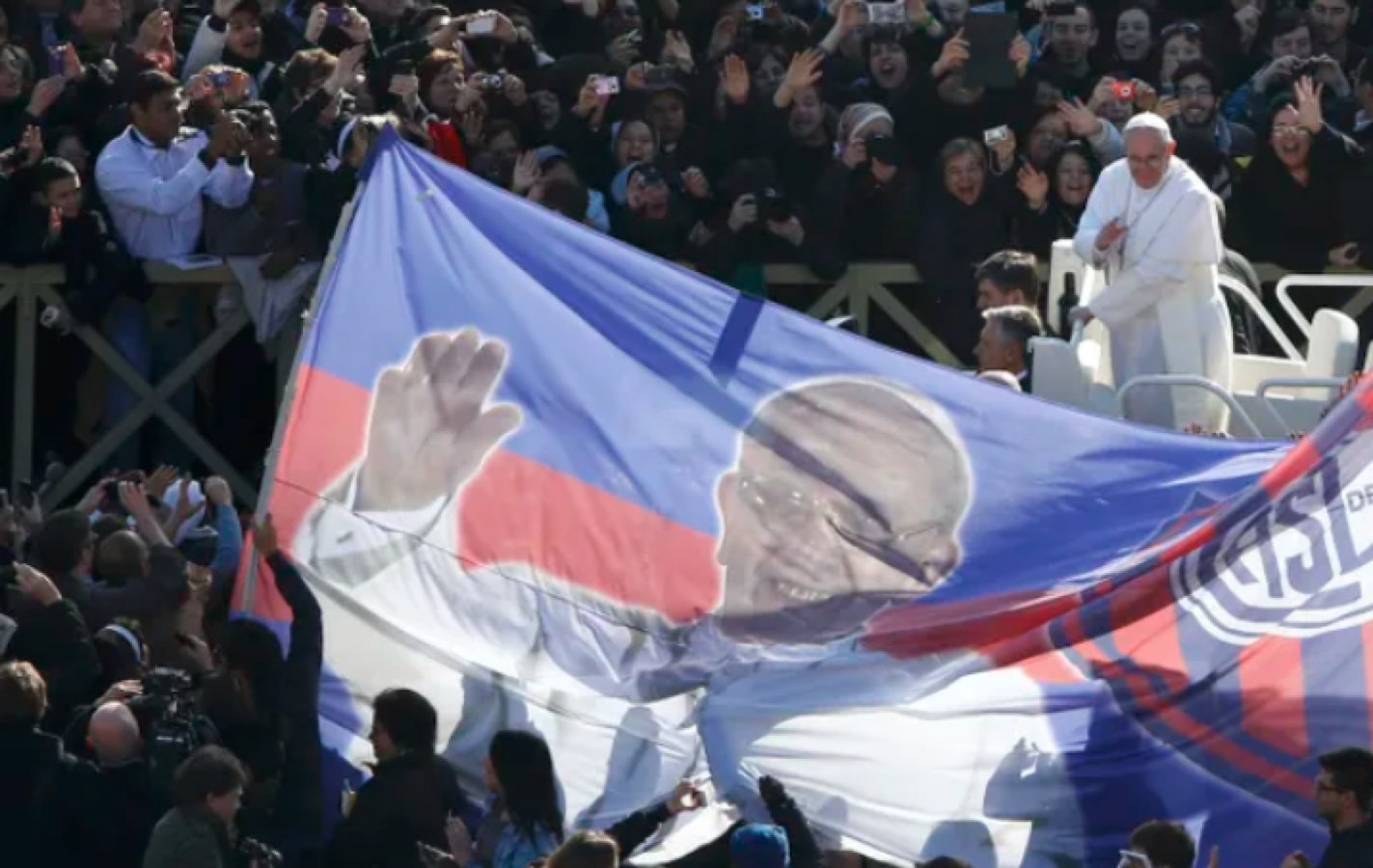 Imagen El Papa contempla desde el papamóvil la bandera de San Lorenzo en su honor.
