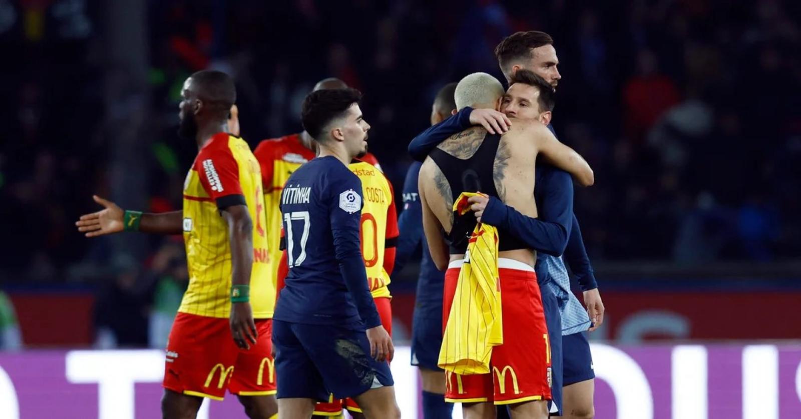 Imagen Abrazo argentino entre Medina y Messi.