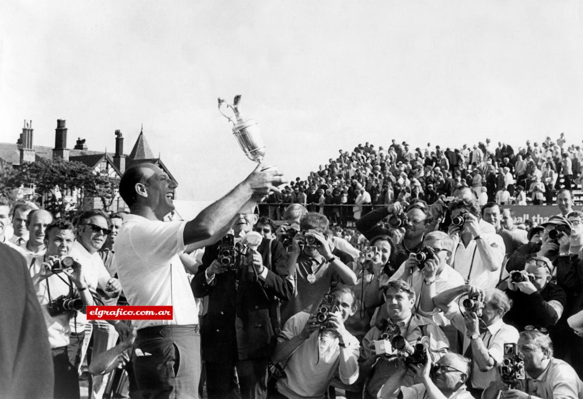Imagen 15 DE JULIO 1967. El Abierto de Inglaterra. Quizá una culminación para 20 años de actividad, 20 años perseverantes que nadie me puede negar. Se le escapó a muchos argentinos... y tuve la suerte que me tocara a mí. Una semana antes, un chico escocés me había regalado una pata de halcón (amuleto de la suerte en Escocia). La tuve en mis manos, dudé en aceptarla... y al final me insistió: "Llévela, que lo va a ayudar". Creo que no me separo más de esa pata de halcón".