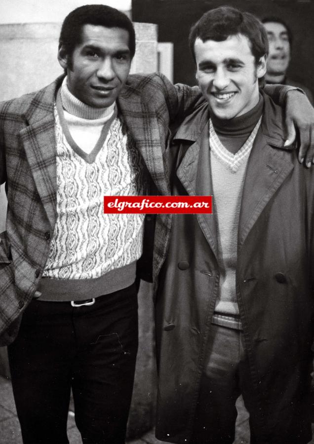 Imagen Con su ídolo, el peruano Julio Meléndez. Lo sucedió en la defensa.