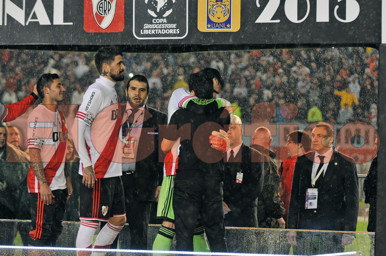 Imagen Fundidos en un abrazo. Barovero y Gallardo tras ganar la Libertadores 2015