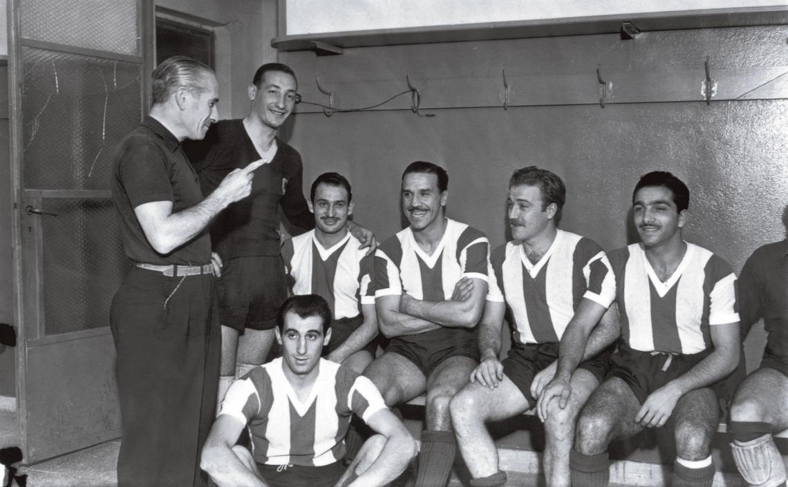 Los muchachos de antes no usaban pizarra. Guillermo Stábile, DT de la Selección, en el momento de la charla táctica. Con él, Grisetti, Gutiérrez, El Charro Moreno, Higinio García y Allegri, entre otros.