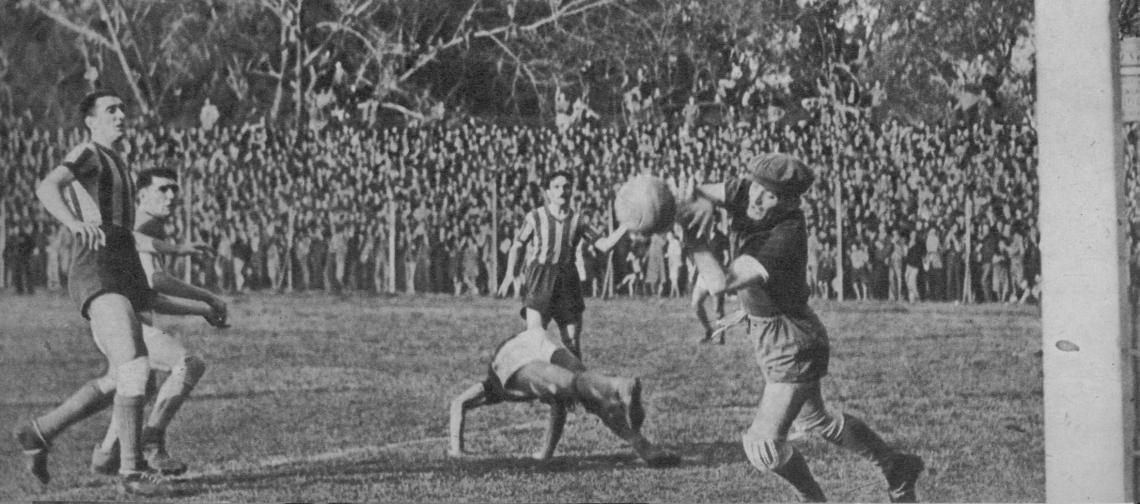 Imagen La acción previa al gol del empate de Newell's. Ante la arremetida de A. López pierde Quatrocchi el control de la pelota y aprovecha Runzer.