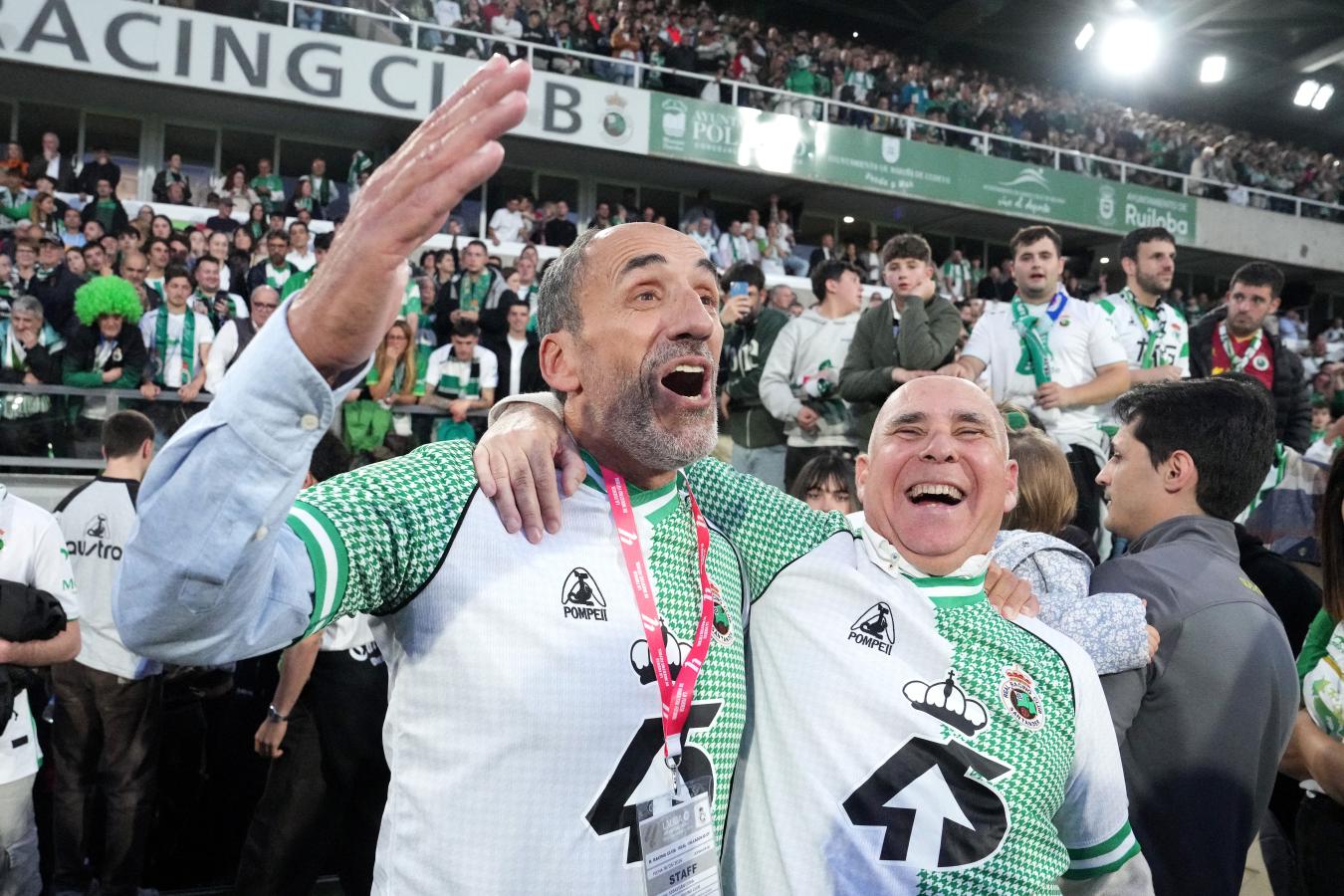 Imagen El matemático argentino Sebastián Ceria celebra abrazado el ascneso con Manolo Higuera, ambos principales accionistas de Racing de Santander.