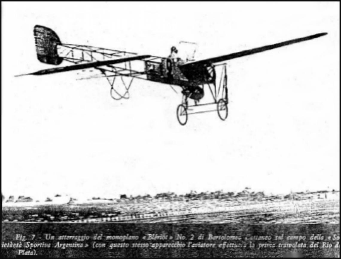 Imagen Un aterrizaje del monoplano Bleriot de Bartolomeo Cattaneo en el campo de la Sociedad Deportiva Argentina. Con este mismo aparato, el aviador logró el primer cruce del río La Plata.