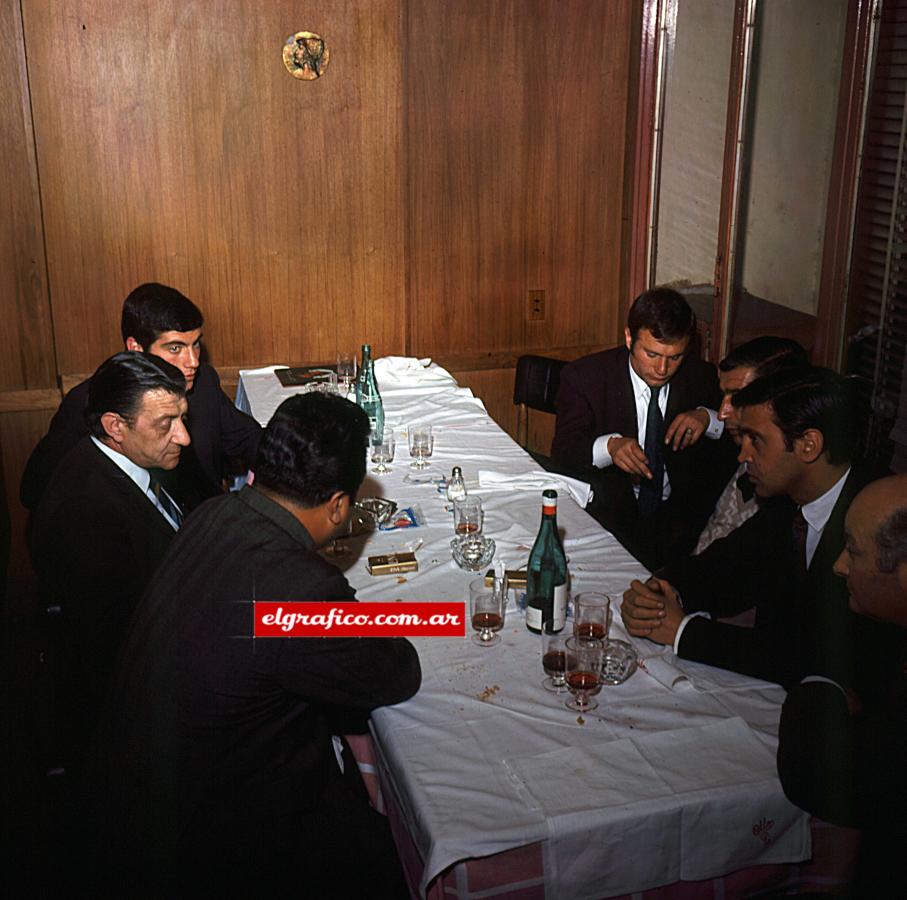 Una mesa que se prolongó por tres largas horas... Que al cabo fueron cortas para todos los años que jugaban. "Tucho" Méndez, "Coco" Rossi, Rendo, Brindisi.