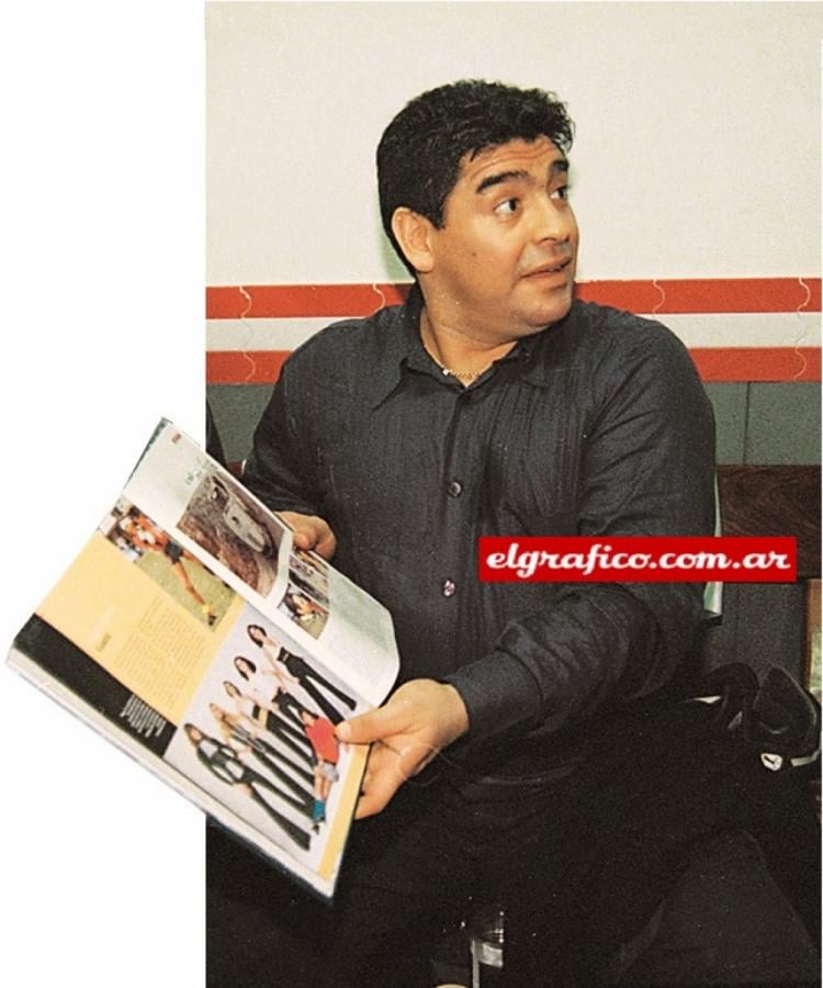Imagen Diego se apasiona con los recuerdos que extrae del libro de los 80 años de EL GRÁFICO. Incluso, se sintió dolido por un título: “Así que Passarella fue El Gran Capitán, pero por favor...”