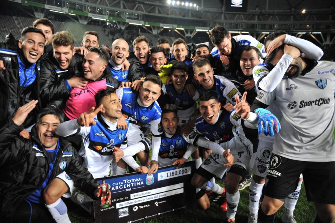 Imagen La celebración de Almagro, quien derrotó a Boca por penales y ahora enfrentará en los octavos de final al ganador de Talleres y Banfield.