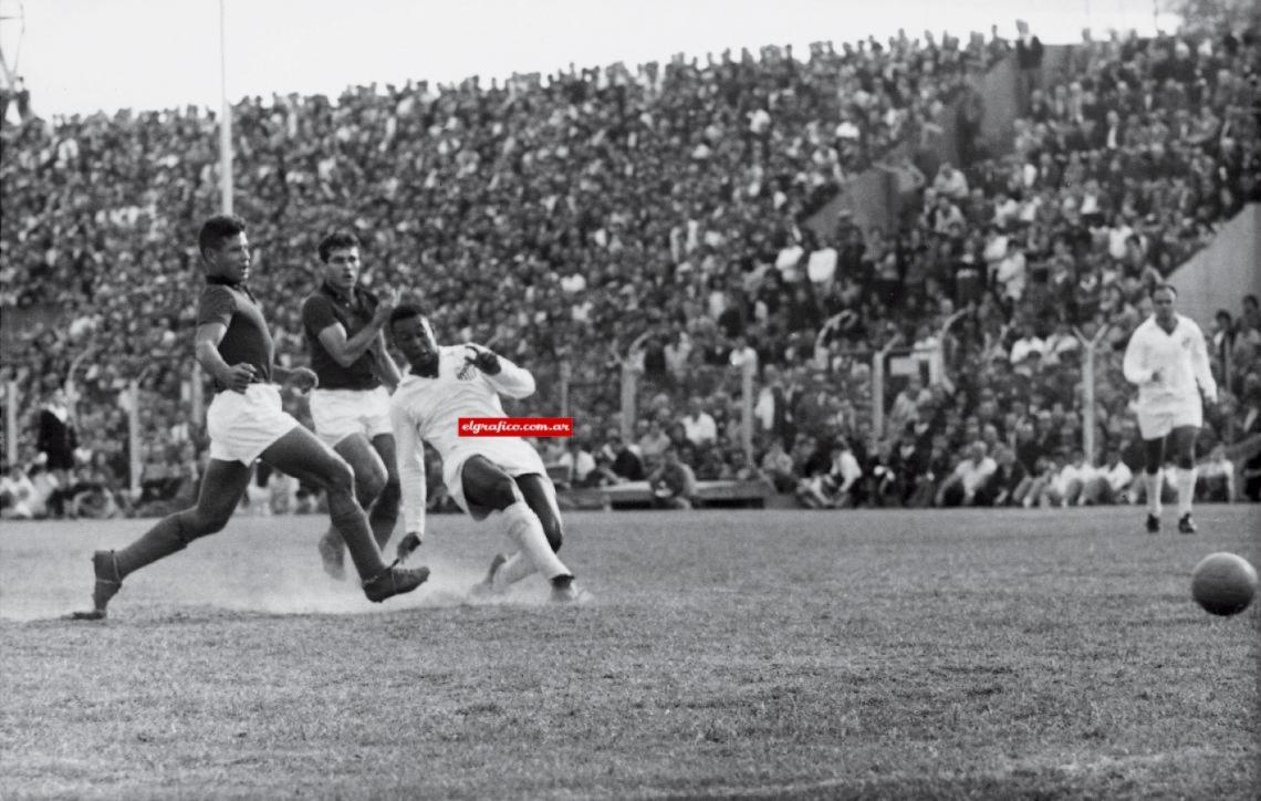 Pelé, en el Santos, enfrentando a Colón