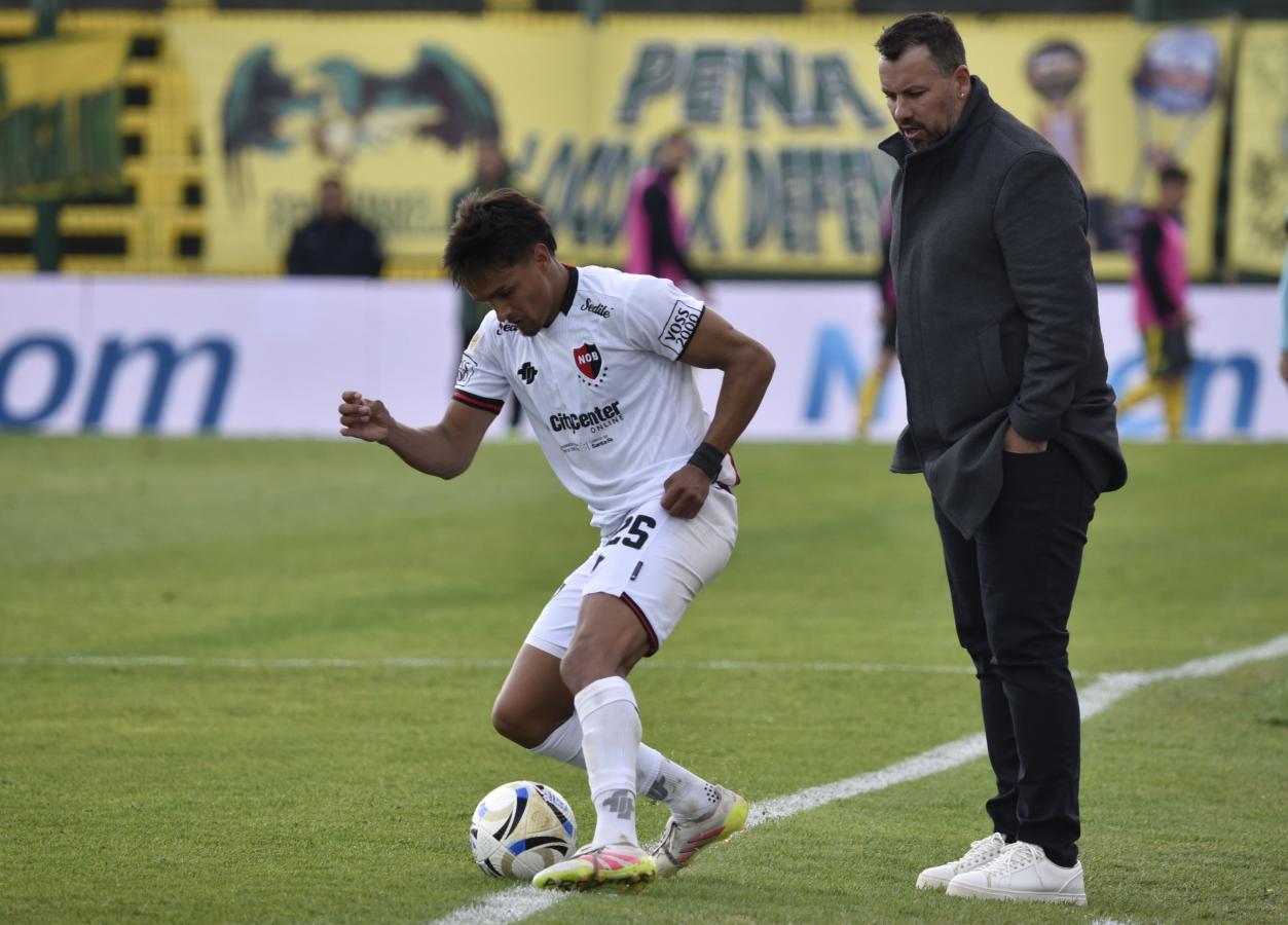 Imagen Fabbiani puso suplentes por el clásico de Rosario y generó polémica.