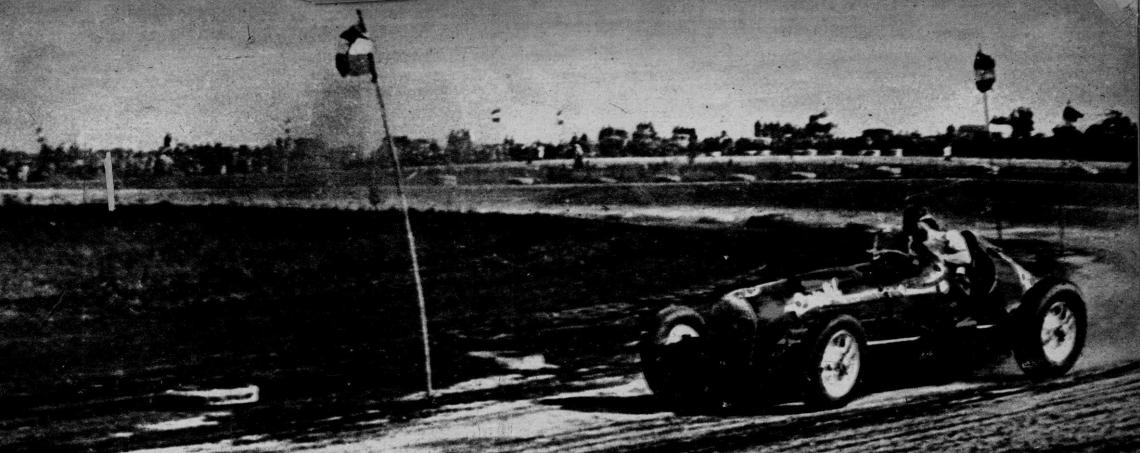 Imagen Juan Manuel Fangio hizo una demostración conduciendo su máquina de mecánica nacional que luego habría de correr Rentería, estableciendo una marca de 1' 40" 4/10 sobre un circuito. Aquí lo vemos salir de un viraje peraltado.