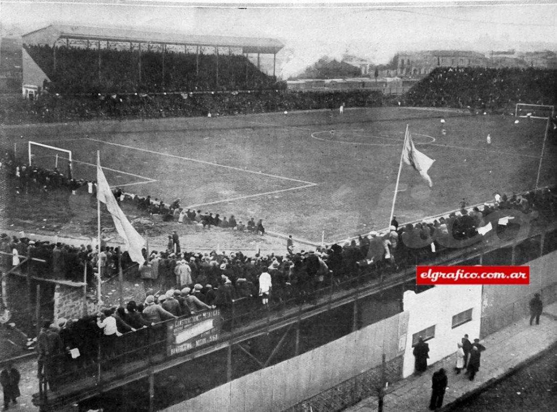 Imagen INAUGURACIÓN ESTADIO DE BOCA, 1924. Vista general del nuevo campo de deportes de Boca Juniors, situado entre las calles Brandsen y Del Crucero (en 1938 fue demolido para construir La Bombonera).