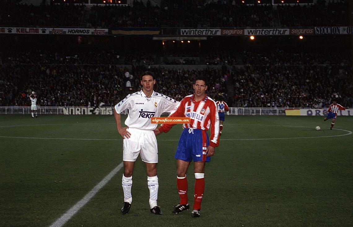 Imagen Redondo y Simeone antes de que comience el derbi madrileño del 5 de Noviembre de 1994. Ganó el Merengue 4-2.
