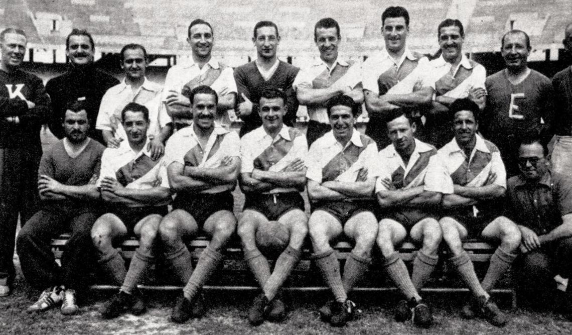 Imagen River Plate campeón de 1947, igualando la notable producción goleadora de San Lorenzo en 1946: 90 impactos, a razón de tres por partido. De pie: Norberto Yácono, Ricardo Vaghi, Néstor Grisetti, Luis Ferreira, Néstor Raúl Rossi. José Ramos, Pepe Minella (DT). Sentados: Hugo Reyes, José Manuel Moreno, Alfredo Di Stéfano —goleador con 27 tantos—, Angel Labruna, Félix Loustau, Francisco Rodríguez. 