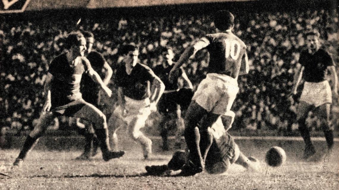 El público —acaso 8 de cada 10 espectadores— aplaude 8 de cada 10 estiradas que hacen Por el suelo sus jugadores preferidos. Advierte en ellas amor al equipo, voluntad, efectividad y alguna otra condición que se nos escapa justamente por no ser "público" sino críticos. El contraste de esa percepción del fútbol con la nuestra puede ser el siguiente: nosotros creemos que 8 de cada 10 ésas estiradas son inútiles, perjudiciales para el "voluntarioso" que en tal caso tarda en rehacerse para la jugada siguiente, y mucho más perjudiciales para su equipo. El ideal del fútboles no caerse, puedo que la mayoría lo juega de pie.