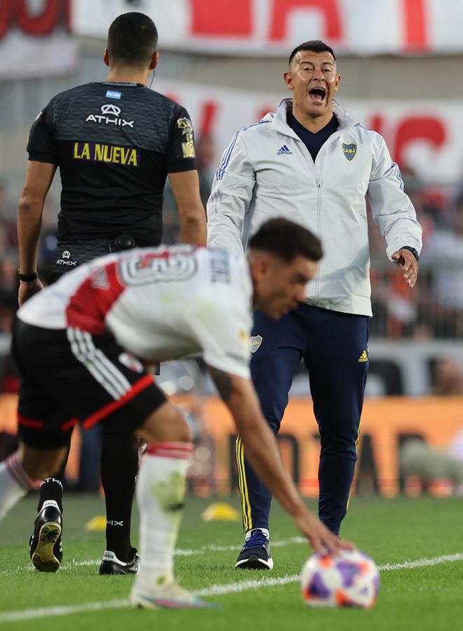 Imagen Almirón perdió los dos clásicos que dirigió contra River.
