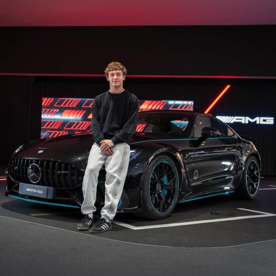 Imagen Kimi Antonelli posa orgulloso con su Mercedes AMG GT 63.
