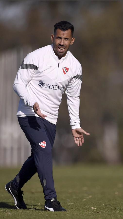 Imagen Carlos Tevez en acción, dirigiendo su primera práctica en Independiente. Foto: Prensa CAI